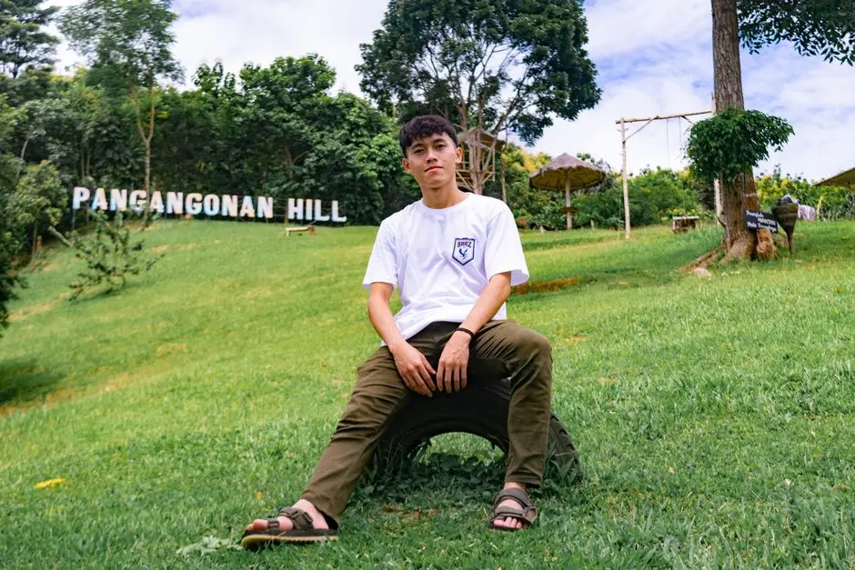Kombinasi kaus putih dan chino khaki untuk akhir pekan