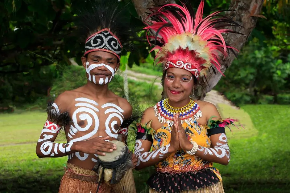 Wanita memakai kain tradisional Papua dengan gaya modern