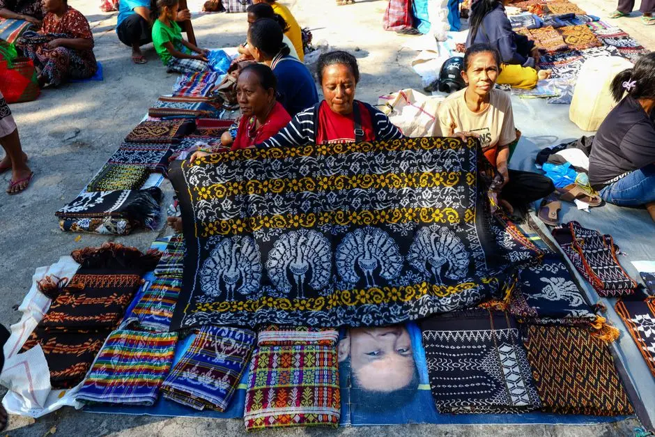 Suasana pasar pagi di Pulau Yapen dengan warga berpakaian kasual