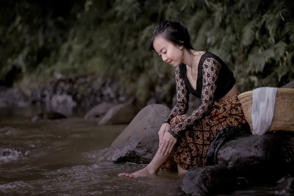 Inspirasi outfit kasual dengan sentuhan tradisional